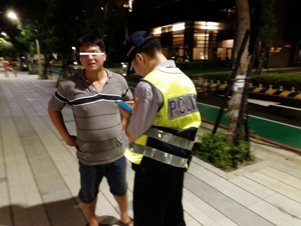 市警局保安大隊府會園區警察隊員警協助陳男與家人重聚。（記者許國楨翻攝）