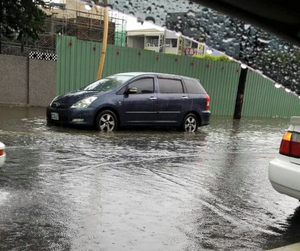 ６２１午後雷陣雨造成新營市區部分道路積水，一度引起民眾恐慌，甚至拍照po臉書呼籲民眾儘速移車。（記者王涵平翻攝）