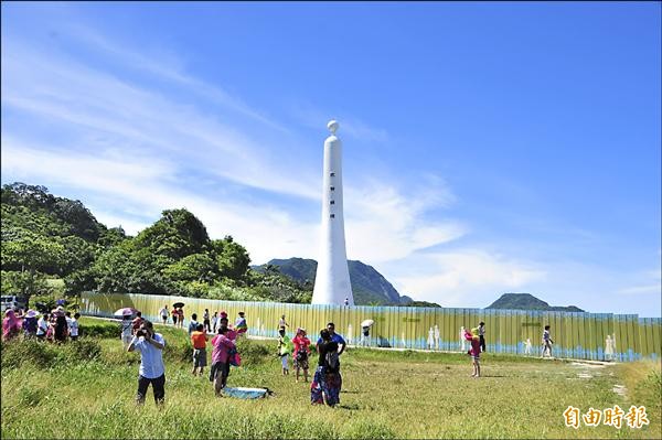 靜浦北回歸線地標今年遊客數可能要破200萬人，東管處擴建遊覽車停車場。圖為中國旅行團隔著施工圍籬參觀拍照。（記者花孟璟攝）