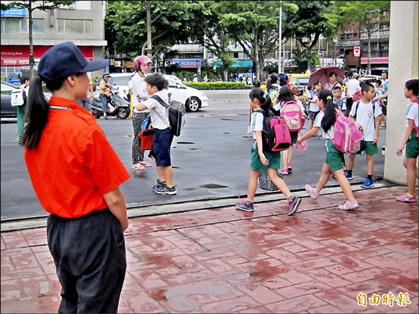 學校進用身障者，多數安排擔任警衛工作，議員擔心靈活性是否足以勝任校園安全需求。（記者何玉華攝）