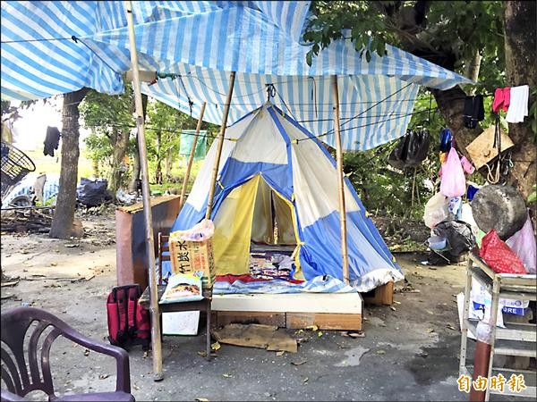 在警方等單位協助下，徐婦的兒子暫住友人家，徐婦仍住在鐵皮屋旁的臨時帳篷裡。（記者王秀亭攝）