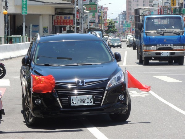 花蓮市仁里橋附近，有輛插五星旗車就違規停在機慢車道上，阻礙機車行駛。（讀者提供）