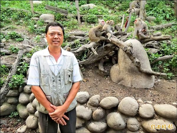 「郭叔叔」郭子淇廿多年來照顧大坑獼猴群，為人與自然生態和平共處做見證。（記者蘇孟娟攝）