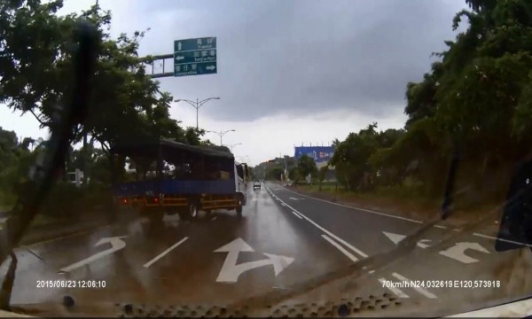 大貨車第二度出現打滑、漂移現象。(翻攝自臉書) 大貨車第二度出現打滑、漂移現象。(翻攝自臉書)