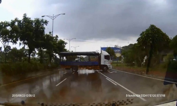 大貨車漂移後失控側轉,車身一度占據3個車道。(翻攝自臉書) 大貨車漂移後失控側轉,車身一度占據3個車道。(翻攝自臉書)