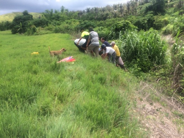 老翁趴躺在滿州白沙彌溪畔，當地居民及家屬將該男子拉至岸邊，但劉翁明顯已失去生命跡象。（記者陳彥廷翻攝）