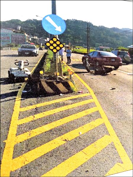 電動車衝到對向車道內側,車身幾乎解體,現場滿是散落物。(記者黃美珠翻攝) 電動車衝到對向車道內側,車身幾乎解體,現場滿是散落物。(記者黃美珠翻攝)