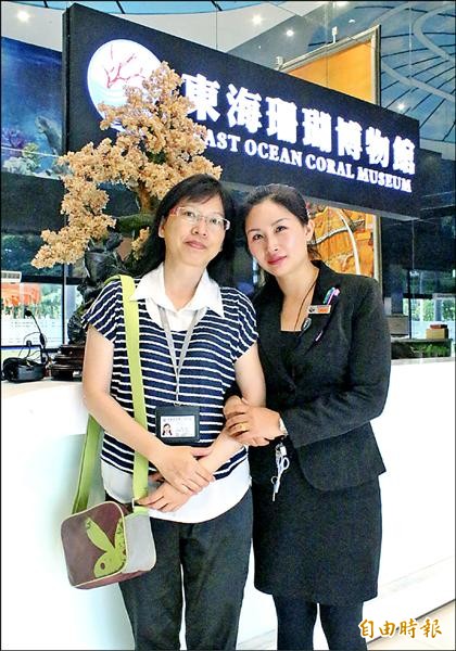 就業多媽媽王麗玲（左）協助，新住民陳曉燕順利就業。（記者張存薇攝）