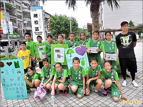 吳興女籃隊頂著烈日義賣雨傘，成功圓夢。（記者梁珮綺攝）