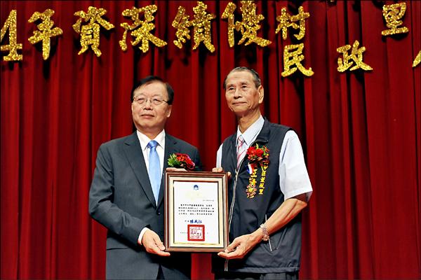 內政部長陳威仁（左）頒獎狀給中市里長王清彥。（取自內政部網站）