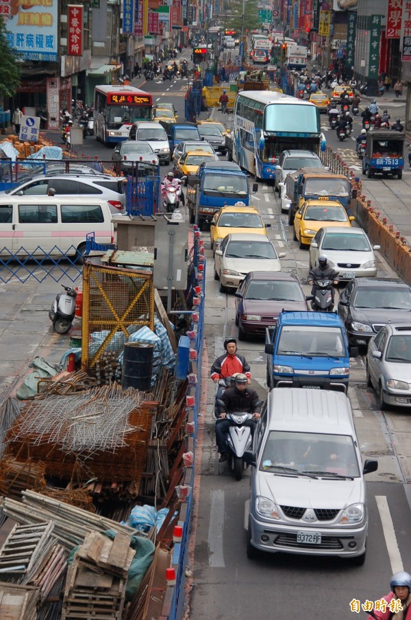 國外研究報告顯示，住家附近的道路交通如果太過吵雜，除了提高中風的風險外，還可能削減平均壽命。（資料照，記者蔡百靈攝）