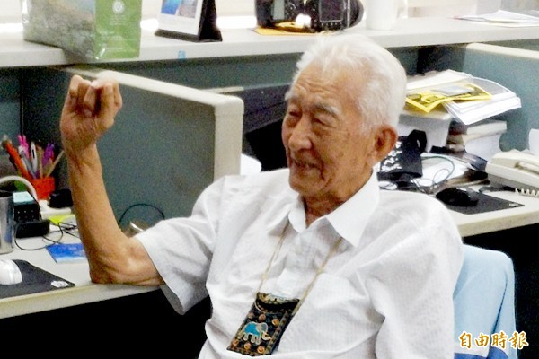 在網路時代，86歲宋姓老榮民深感處處難行，電話壞了4個月至今還修不好。（記者黃明堂攝）