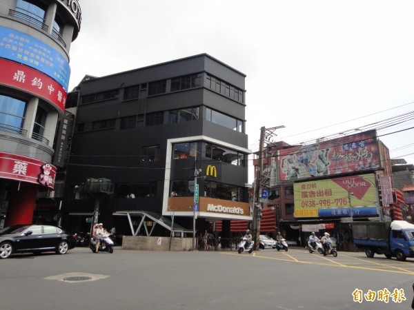 張姓女通緝犯愛吃麥當勞，她也在光顧新北市板橋一間麥當勞後被逮。（記者吳仁捷攝）