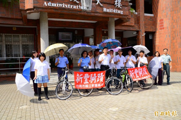 新豐高中東台灣的樂活公益之旅即將啟程，出發前先發動愛心雨傘的勸募。（記者吳俊鋒攝）