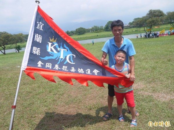 金同春龍舟協進會理事長吳仁宏（後）創辦協進會九年，推廣龍舟文化。（記者簡惠茹攝）