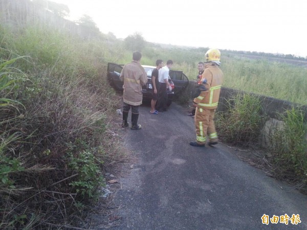 蕭男被發現在嘉市台林橋堤防車內燒炭自殺身亡。（記者丁偉杰攝）