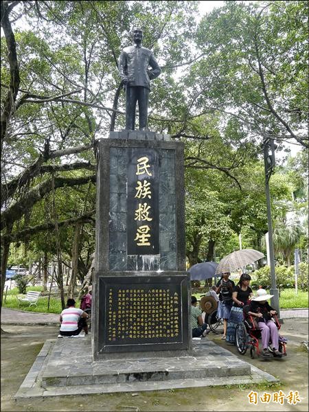 宜蘭市中山公園蔣中正銅像下方刻著「民族救星」四個字，引起部分市民反感，建議移除銅像。（記者簡惠茹攝）