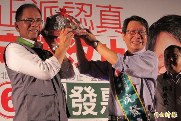 民進黨新北市議員沈發惠為了明年立委選舉，把砲口朝向行政院前院長游錫堃。圖為去年競選期間，當時市長候選人游錫堃（左）為沈站台，送上粽子預祝包中。（資料照，記者何玉華攝）