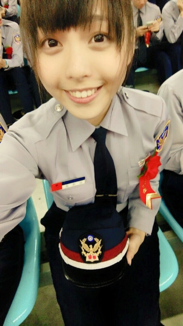 網友上傳剛畢業正妹女警照。（圖片擷取自PTT）