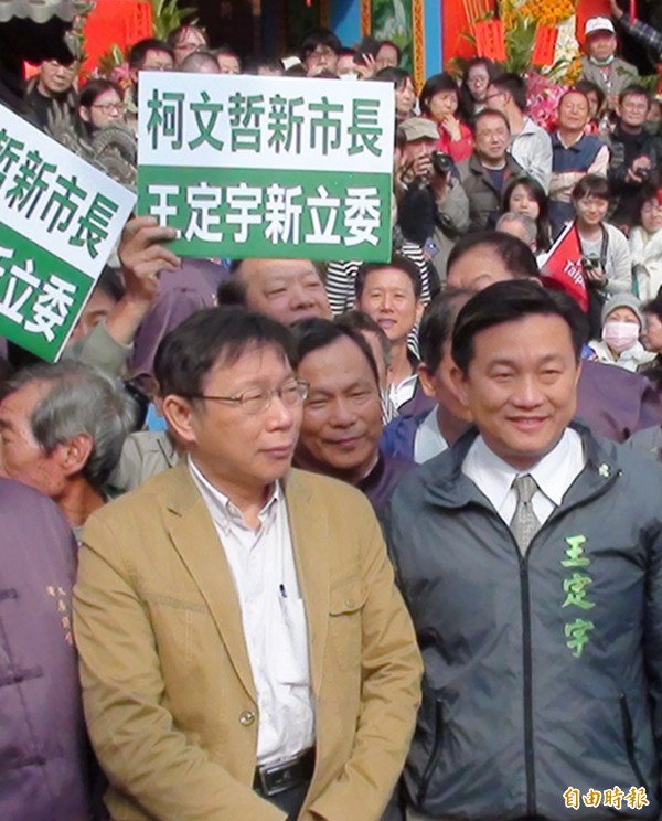 在王定宇（右）的邀約下，台北市長柯文哲週日再訪台南，預料又將颳起「柯Ｐ旋風」。（記者吳俊鋒攝）