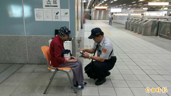 高雄捷運警察將馬路上迷路的九旬老婦帶到捷運車站裡，順利聯繫上老婦兒子（記者王榮祥攝）