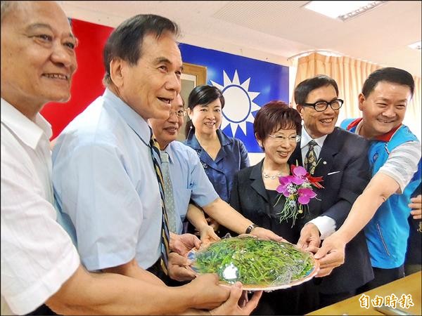 國民黨準總統參選人洪秀柱（右三）昨至台中市豐原區進行山海屯聯誼會感恩請益之旅，並與支持者座談，支持者還送上一盤「小辣椒炒空心菜」，為洪加油。（記者歐素美攝）