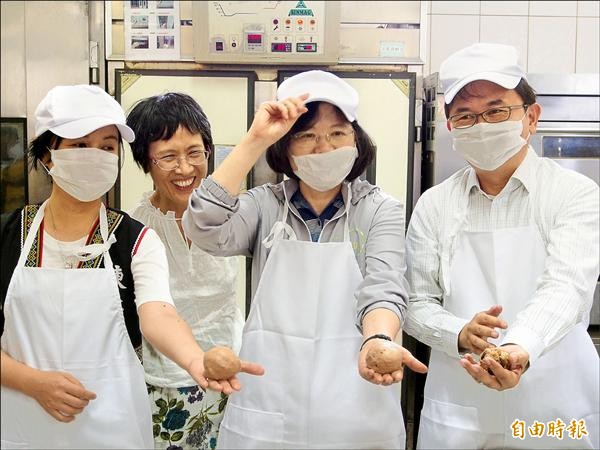 民進黨總統參選人蔡英文（右二）昨在台東市牧心智能發展中心，向烘焙庇護工場的師傅學做饅頭，雖是初體驗，但做得有模有樣。（記者王秀亭攝）