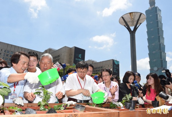 柯文哲今上午出席田園城市示範成果發表會，他在現場種了幾株植物。（資料照，記者何世昌攝）