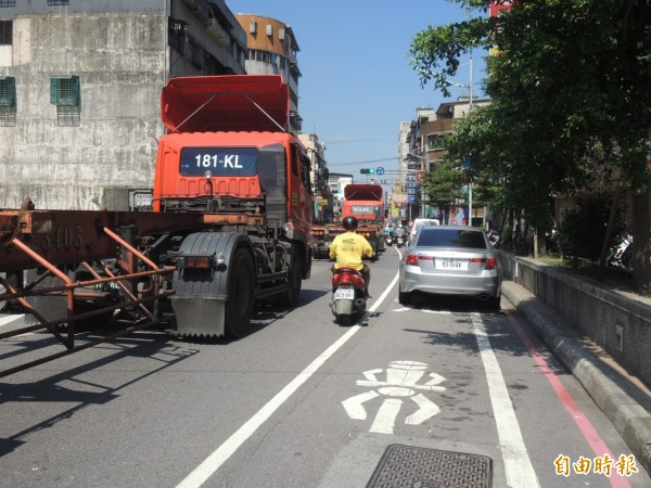 張小姐的行車紀錄器拍到，一輛聯結車先是逆向超車，接著還闖了紅燈，向警方舉報後卻因為超過7日的舉發日，無法開罰。圖與本文無關。（資料照，盧賢秀攝）