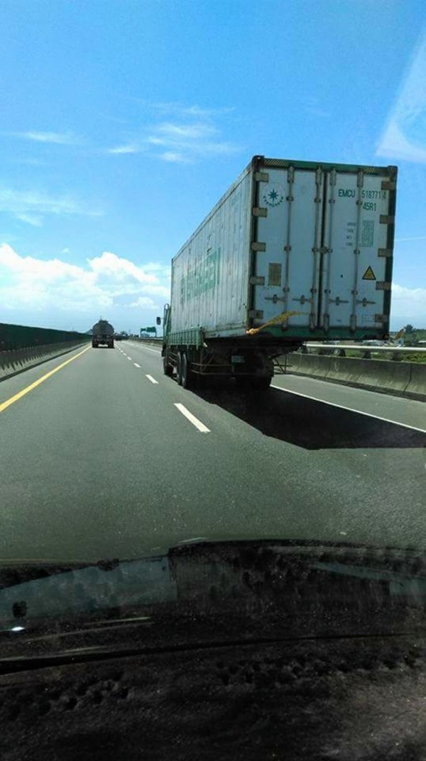 大貨車載貨櫃變身貨櫃車，貨櫃超長拍照逕行舉發惹議。（擷取網路）