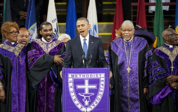 美國總統歐巴馬參加教堂慘案受害牧師的葬禮，開金口唱「奇異恩典」，感動眾人並引領眾人跟唱。（美聯社）