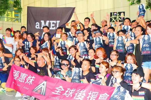 Fans with rainbows painted on their cheeks show support for singer A-mei, who is a fervent supporter of civil partnership rights, outside the Taipei Arena during the Golden Melody awards yesterday.
Photo: Hu Shun-hsiang, Taipei Times