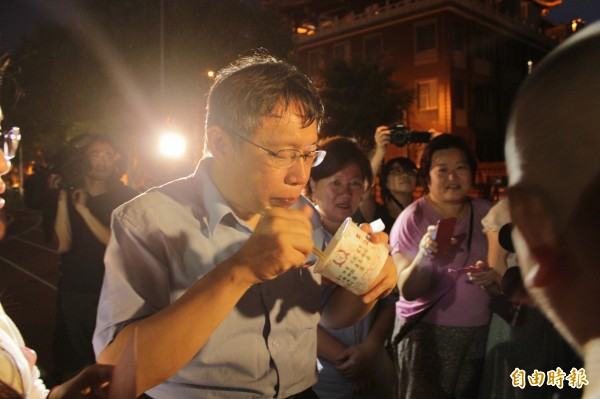 台北市長柯文哲今晚參加大龍國宅希望之夜，感謝居民對北市府的信任，隨後大快朵頤地吃起現場的米粉。（記者鍾泓良攝）