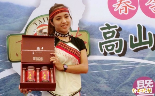 桃園市海拔最高的拉拉山烏龍茶比賽的特等獎標售，由參與活動表演的琵雅山文化藝術團團員代為展示競標的特等茶。（記者李容萍攝）