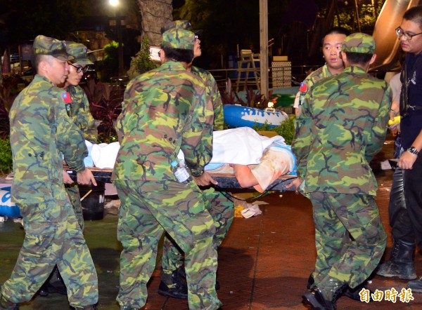 新北市八仙樂園昨晚發生爆炸意外,造成近500位民眾受傷,圖為軍人投入救援行動。(資料照,記者王藝菘攝) 新北市八仙樂園昨晚發生爆炸意外,造成近500位民眾受傷,圖為軍人投入救援行動。(資料照,記者王藝菘攝)