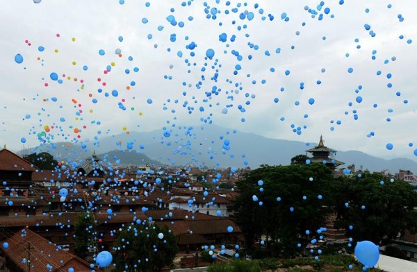 尼泊爾4月25日發生當地近80年來最大強震，芮氏規模高達7.8，造成逾8000人罹難、2萬2000人受傷，首都加德滿都6月27日舉辦悼念大會。（CCTV） 