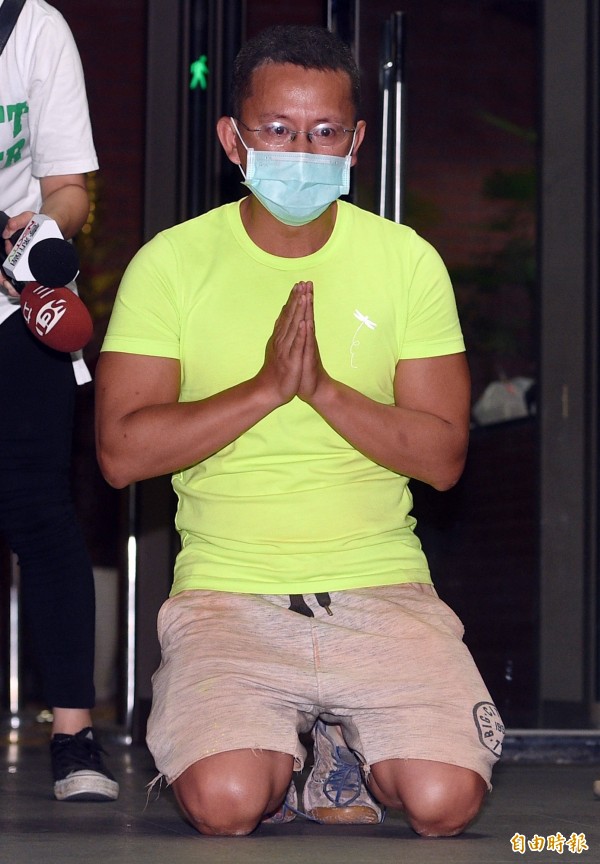 派對負責人呂忠吉步出地檢署下跪道歉,士林地檢署今天裁定呂忠吉100萬元交保。(記者羅沛德攝) 派對負責人呂忠吉步出地檢署下跪道歉,士林地檢署今天裁定呂忠吉100萬元交保。(記者羅沛德攝)