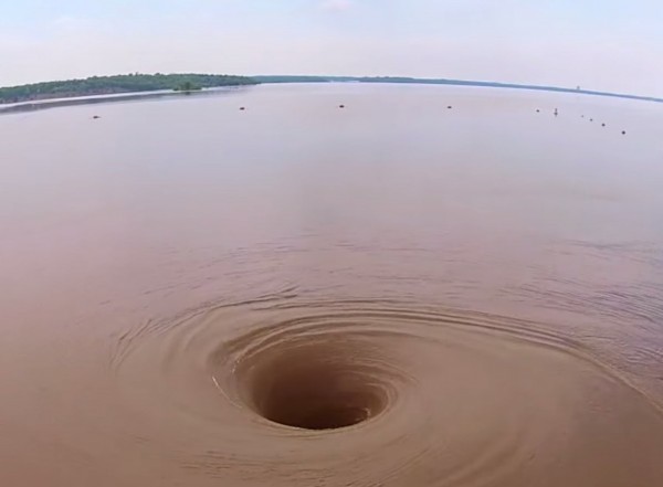 特克索馬湖（Lake Texoma）驚現巨大渦流，引發民眾熱議。（圖擷自網路） 