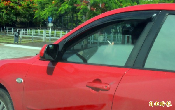 只要駕車在道路上且周邊有其他車輛，吸食、點燃香菸致有影響他人行車安全，處600元罰鍰。（記者黃良傑攝）