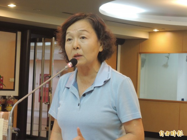 市議員洪玉鳳考問經發局官員,台南市花是什麼?結果還有官員不知道答案。(記者洪瑞琴攝) 市議員洪玉鳳考問經發局官員,台南市花是什麼?結果還有官員不知道答案。(記者洪瑞琴攝)