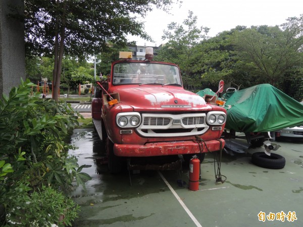 雲林縣僅存的敞篷消防車無處可去，現暫時停放北港，因日曬雨淋，表面烤漆剝落。（記者陳燦坤攝）