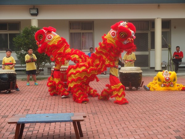 西湖國小送愛，舞獅到華嚴。（圖由校方提供）