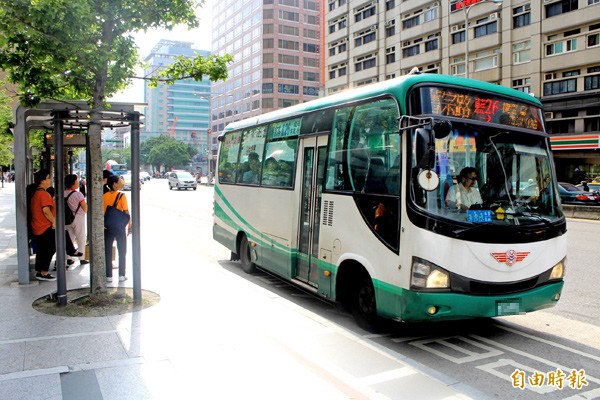 台北市目前僅有捷運市府站及捷運圓山站等兩條內科直達公車路線。 （記者郭逸攝）