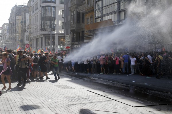 土耳其同志大遊行遭警方驅離，遊行民眾遭水柱沖散。（美聯社）
