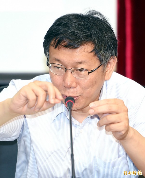 台北市長柯文哲今早被媒體詢問救難檢討,柯表示,雙北是兩個行政體系的共同生活圈,一下子幾百個病人,如何迅速載送到該送的醫院,沒整合的就要去建立。(記者方賓照攝) 台北市長柯文哲今早被媒體詢問救難檢討,柯表示,雙北是兩個行政體系的共同生活圈,一下子幾百個病人,如何迅速載送到該送的醫院,沒整合的就要去建立。(記者方賓照攝)