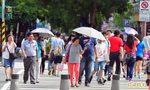 明天（30日）全台氣溫都將飆破33到36度，且紫外線易過量，民眾外出一定要做好防曬。（資料照，記者王藝菘攝）