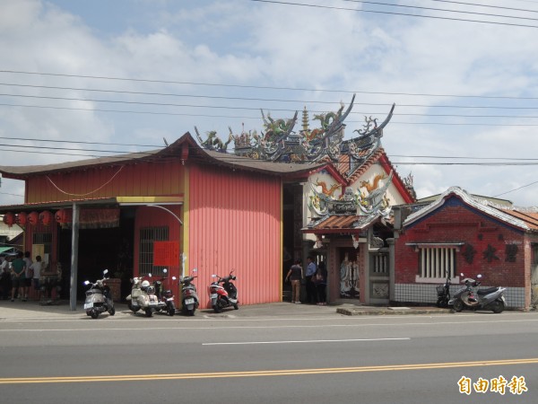 北港碧水寺遭法院拍賣查封，信徒在廟前搭鐵皮屋安奉至今。（記者陳燦坤攝）