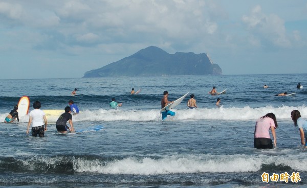 龜山島單日核准登島人數，明天起增至1800人。（記者江志雄攝）