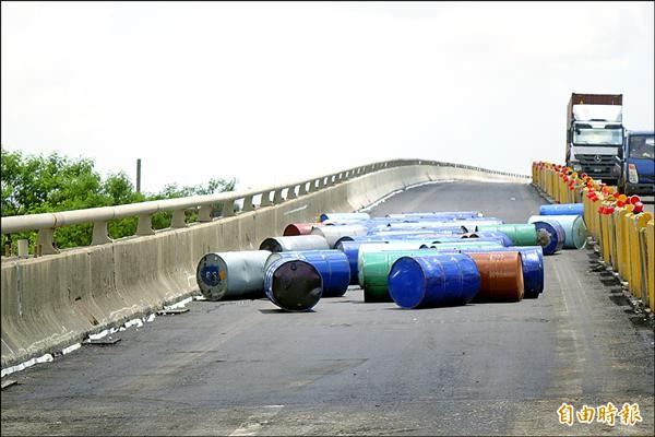 西濱快速公路彰化縣伸港段北上外側車道，被人棄置廢液鐵桶。（記者劉曉欣攝）