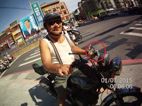 部分用路人仍有騎車或駕車時抽菸的習慣，板橋警方除了勸導之外，今天也開出第一張罰單（記者吳仁捷翻攝）